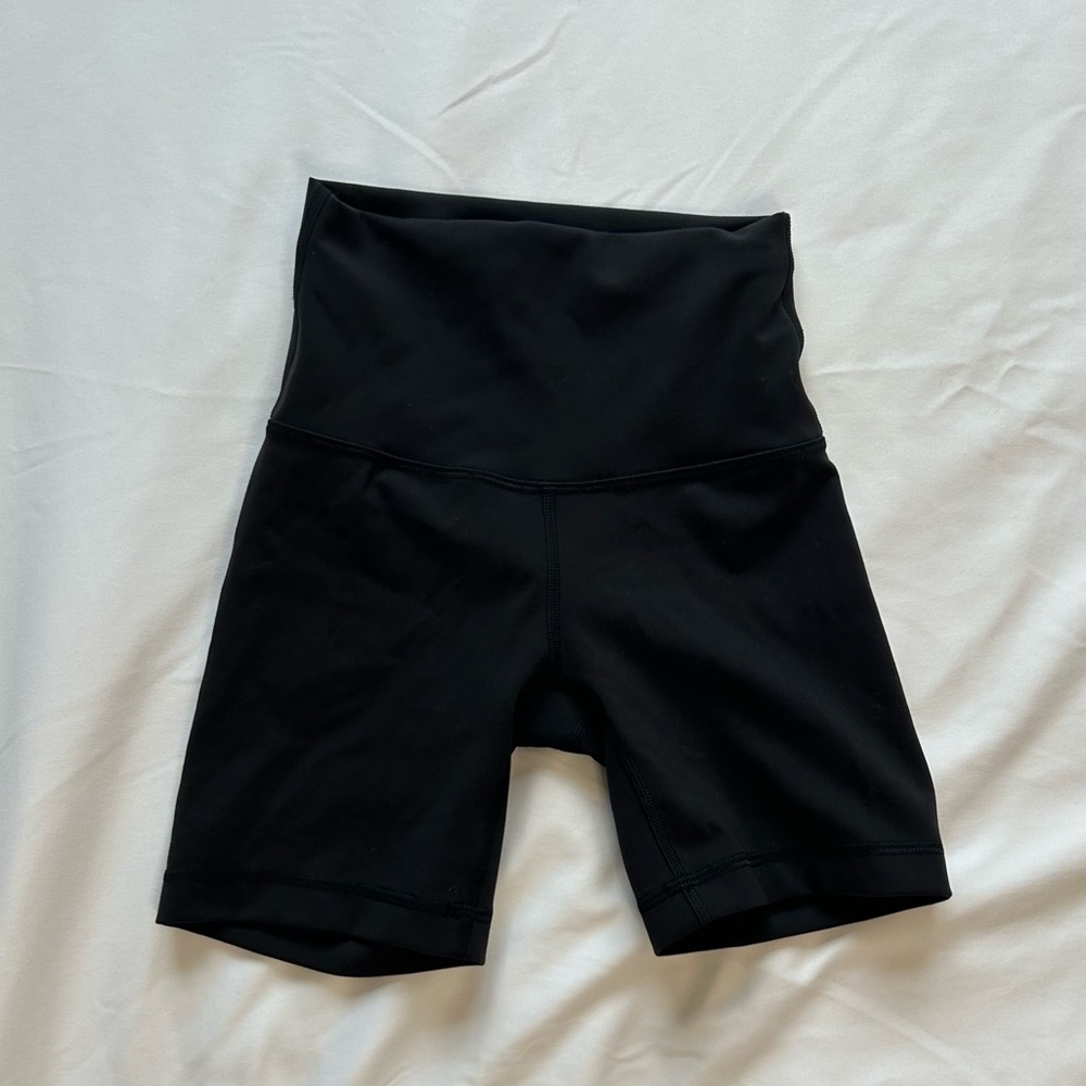black lululemon biker shorts